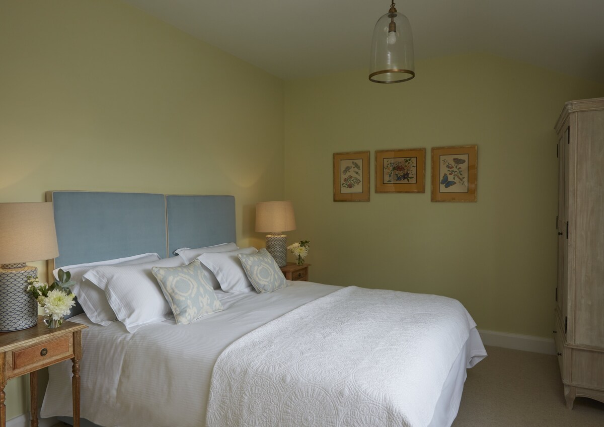 4号卧室超级加大双人床（带套房）也可以是双床房