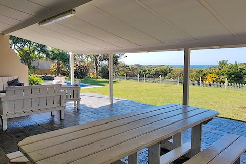 Cheerful 4 bedroom cottage with pool