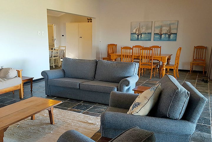 Cheerful 5 Bedroom Cottage With Pool - Port Shepstone