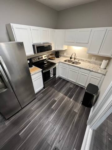 Clean 2 Bedroom House Surrounded by Entertainment gallery image 2