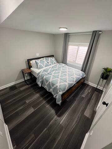 Clean 2 Bedroom House Surrounded by Entertainment gallery image 3