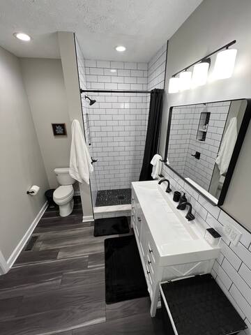 Clean 2 Bedroom House Surrounded by Entertainment gallery image 4