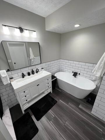 Clean 2 Bedroom House Surrounded by Entertainment gallery image 5