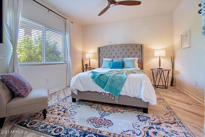  Брачен кревет (широк 180 - 200 см) со нов душек во спалната соба 1.