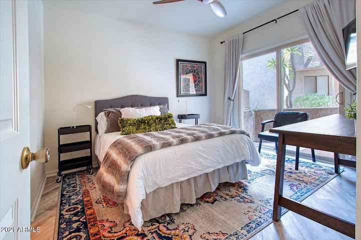 Спална соба 2, кревет со целосна големина, приватен поплочен двор, тавански вентилатор и работно биро, гардеробер со приватна бања и туш во целосна големина.