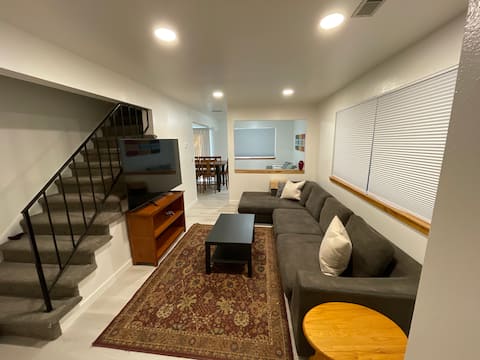 Top performing Airbnb: 3 bedroom townhouse. Perfect for Utah ski trip. in Cottonwood Heights