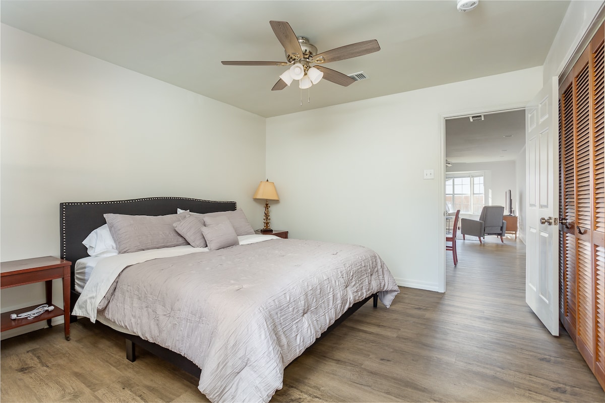 Kitanda cha ukubwa wa mfalme katika bwana. 