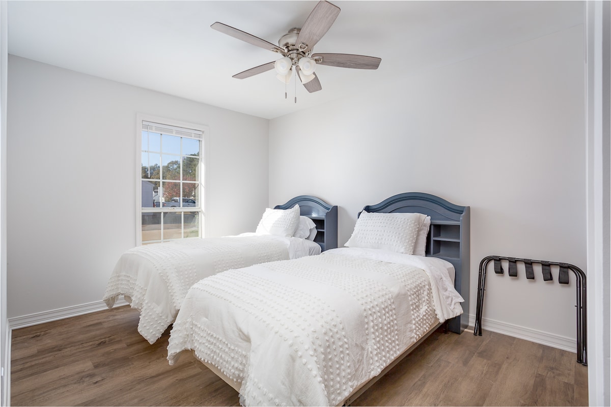 Vitanda viwili vya ukubwa pacha katika chumba cha kulala cha pili.  