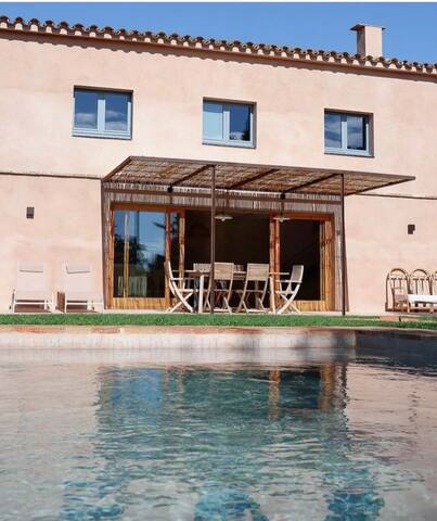 Can Camades – Casa amb jardí i piscina a L’Empordà gallery image 2