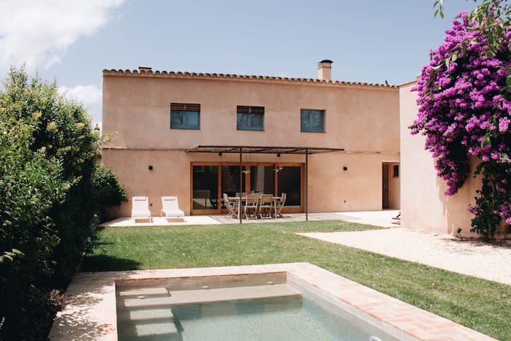 Can Camades – Casa amb jardí i piscina a L’Empordà