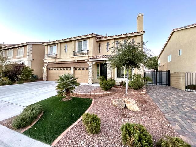 Luxury, Cheerful & Spacious 5 Bedroom Home! gallery image 2