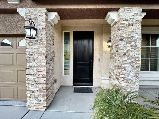 Luxury, Cheerful & Spacious 5 Bedroom Home! gallery image 3