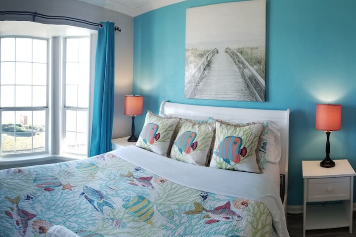 Glavna spavaća soba s bračnim krevetom i pogledom na ocean s privatnom kupaonicom i taštinom! Plus TV od 48"!