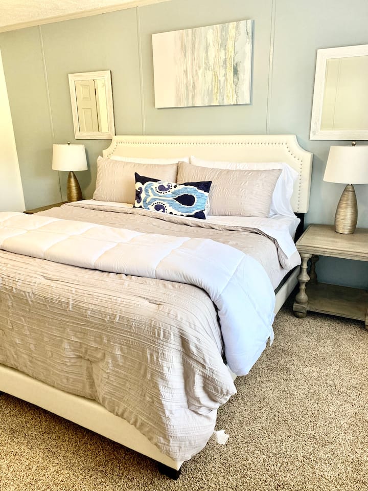 Gran dormitorio principal con baño privado y vistas al lago. Cama tamaño king.