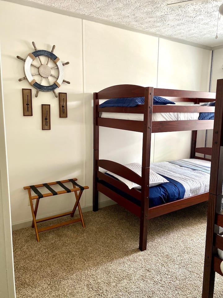 Habitación con litera doble y televisor inteligente