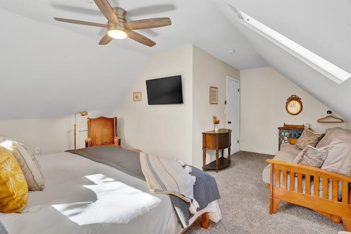 King bedroom & futon