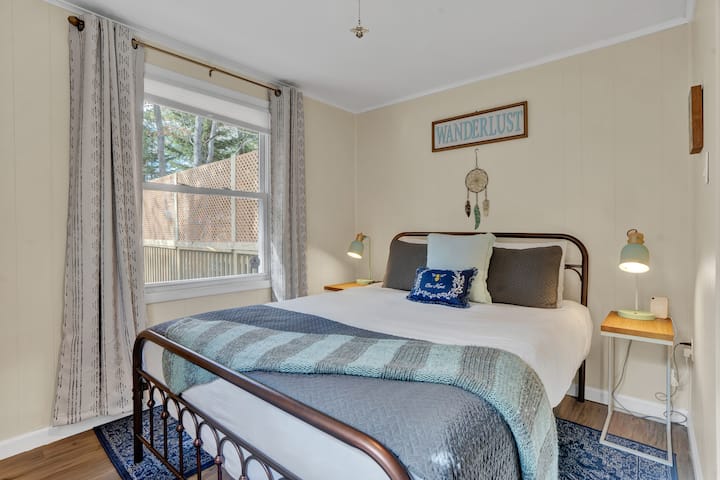 Queen bedroom 2 - first floor