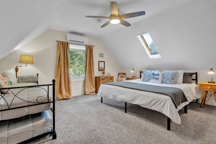 King bedroom with daybed & trundle (+ play area/games) second floor