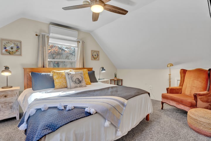 King bedroom & futon - second floor