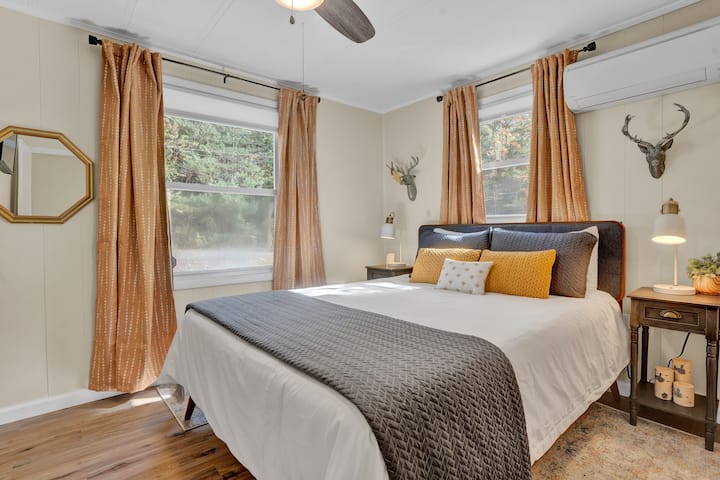 Queen bedroom 1 - first floor