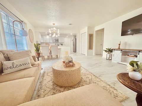 Bright & Airy 2bed/2bath near downtown.
