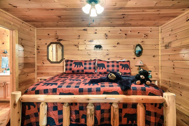 Спете в главния апартамент на долния етаж с чисто ново двойно легло, което ще гарантира добра почивка през нощта, която ще ви подготви за приключенията през следващите дни в близките Гатлинбург и Гълъбовата ковачница.