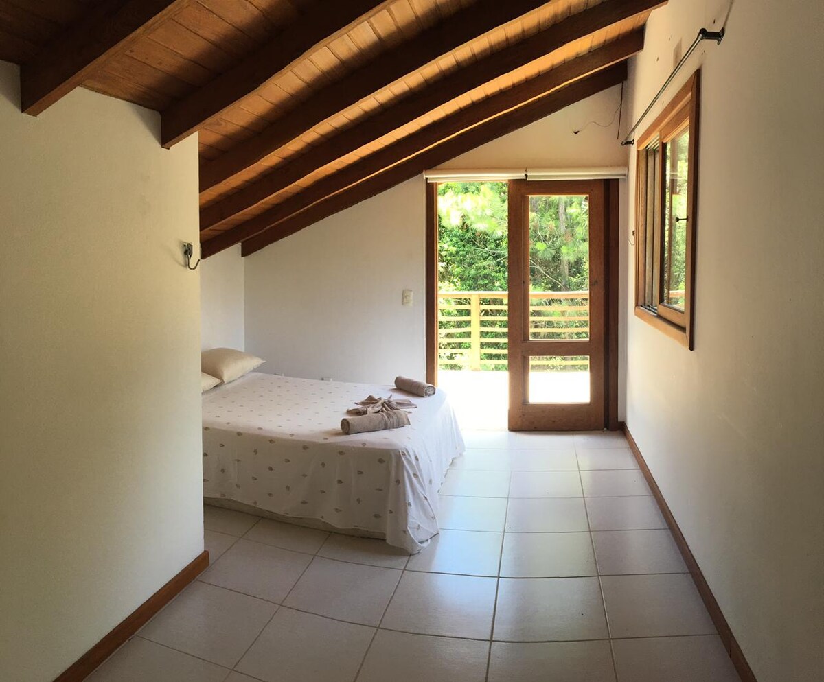 Chumba cha kulala 3 na roshani kwenye ghorofa ya tatu.