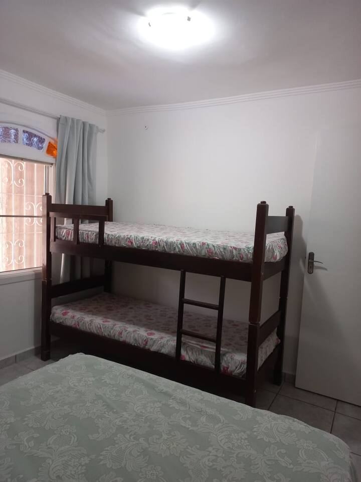 ห้องสวีทรอง (เตียงคู่ + เตียงสองชั้น + 1 ห้องน้ำ + เครื่องปรับอากาศ + ม่านทึบแสง)