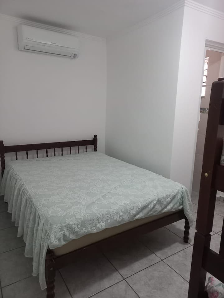 ห้องสวีทรอง (เตียงคู่ + เตียงสองชั้น + 1 ห้องน้ำ + เครื่องปรับอากาศ + ม่านทึบแสง)