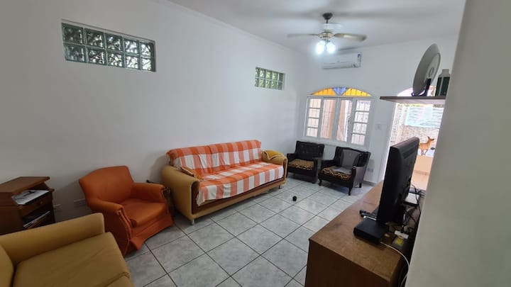 Sala de Estar (TV + 3 poltronas + 1 sofá de 2 lugares + 1 sofá de 3 lugares + ar condicionado + ventilador de teto)