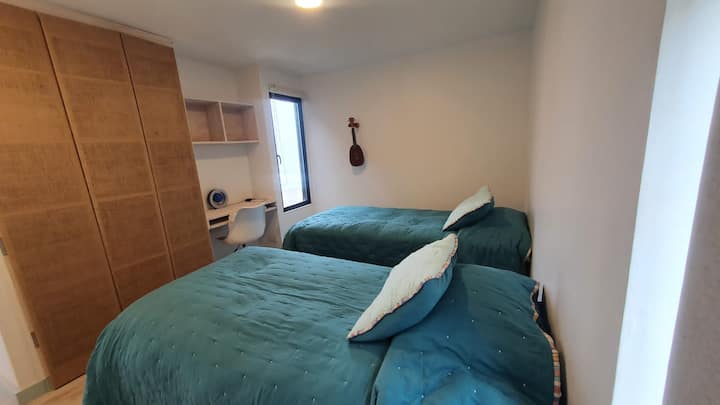 Pomoćna spavaća soba može biti opremljena s 2 odvojena kreveta ili bračnim krevetom.