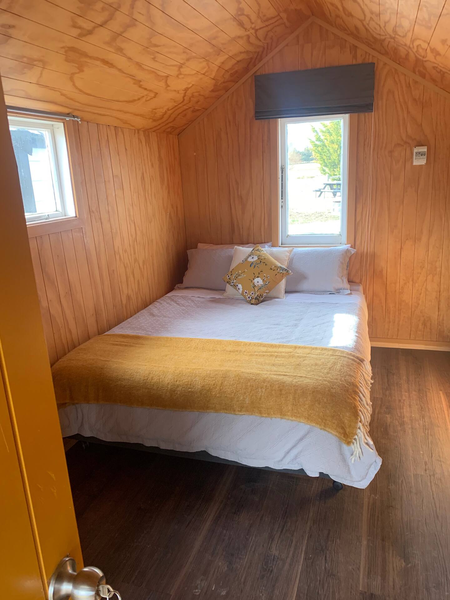 Wedderburn Farm Stay- Yellow Cabin Queen 2