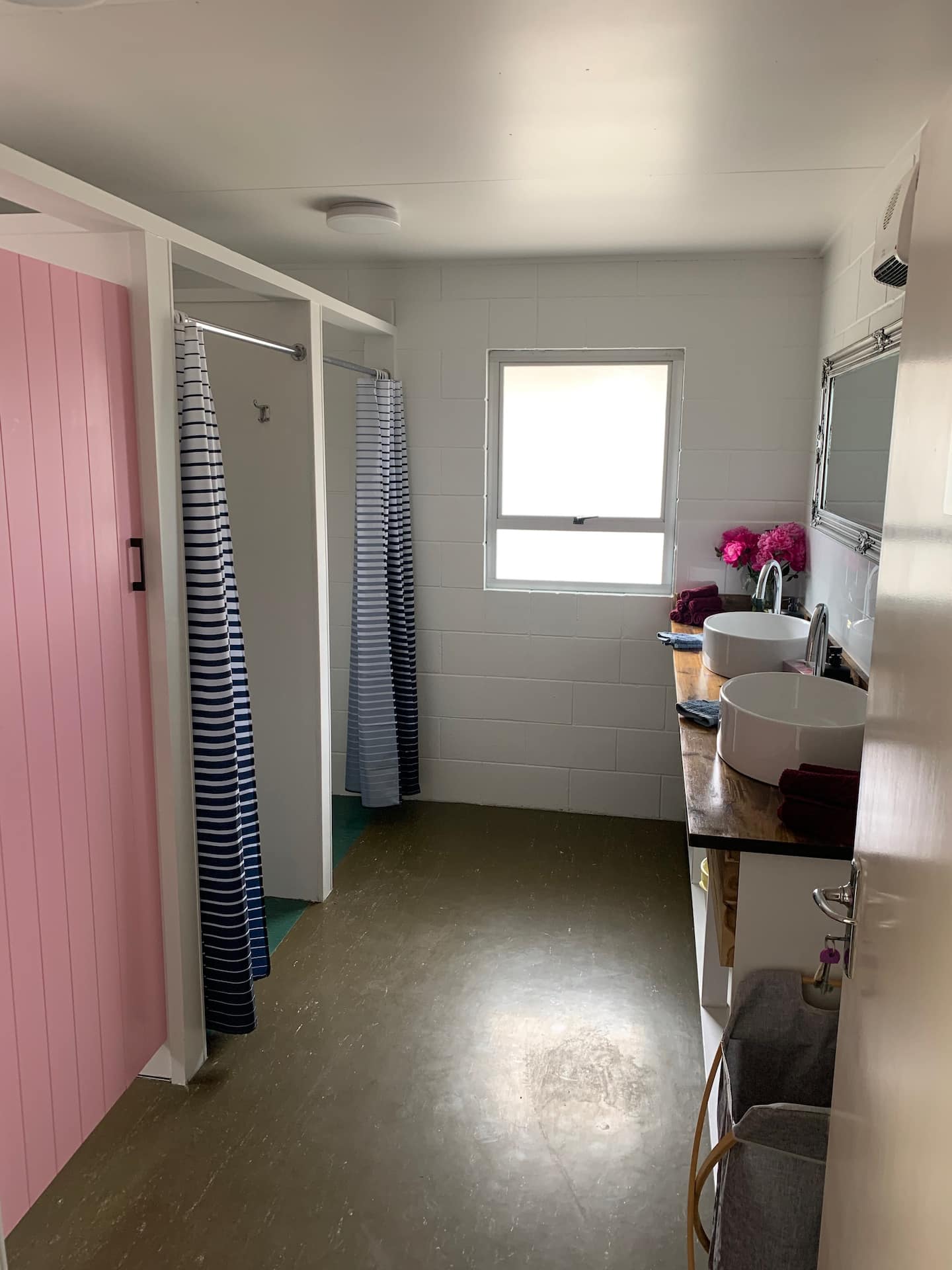 Wedderburn Farm Stay- Yellow Cabin Queen 5