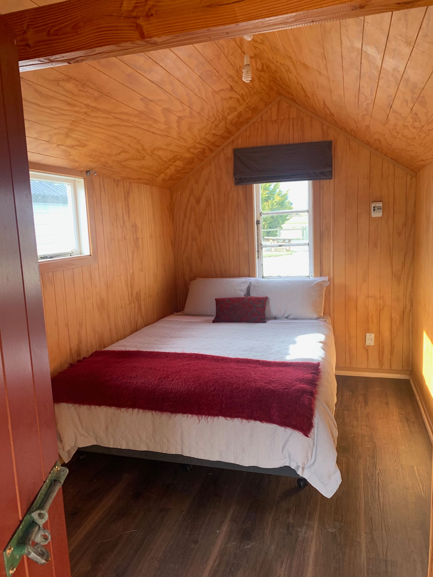 Wedderburn Farm Stay - Red Cabin/queen 2