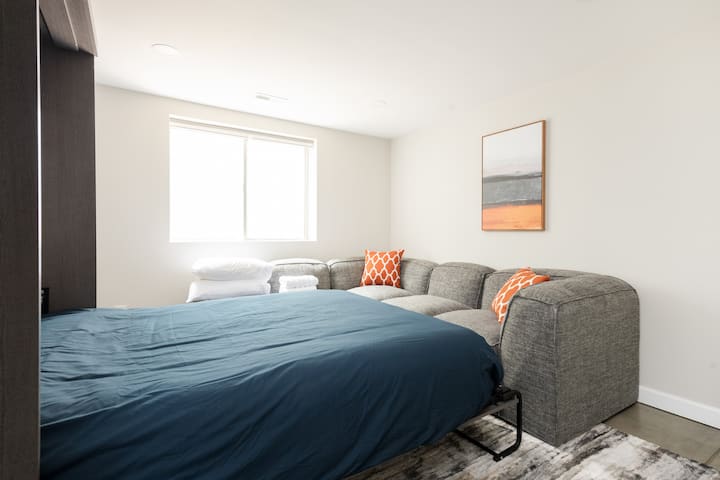 5ème chambre avec lit Murphy avec lit en bas.