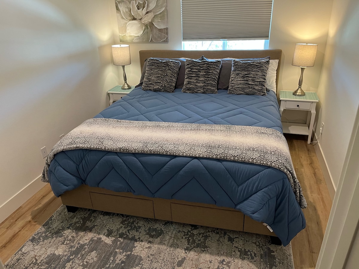 楼上的第二间卧室。这个房间有一张舒适的加州加大双人床。尽情享受和放松！
主卧壁橱里还有一个折叠床。  