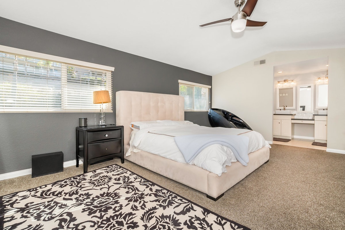 Chumba cha kulala cha Master 1 - Cal King, kiti cha kukanda misuli cha Super Novo $ 12k, hutawahi kuondoka kwenye chumba, na spika za Sonos