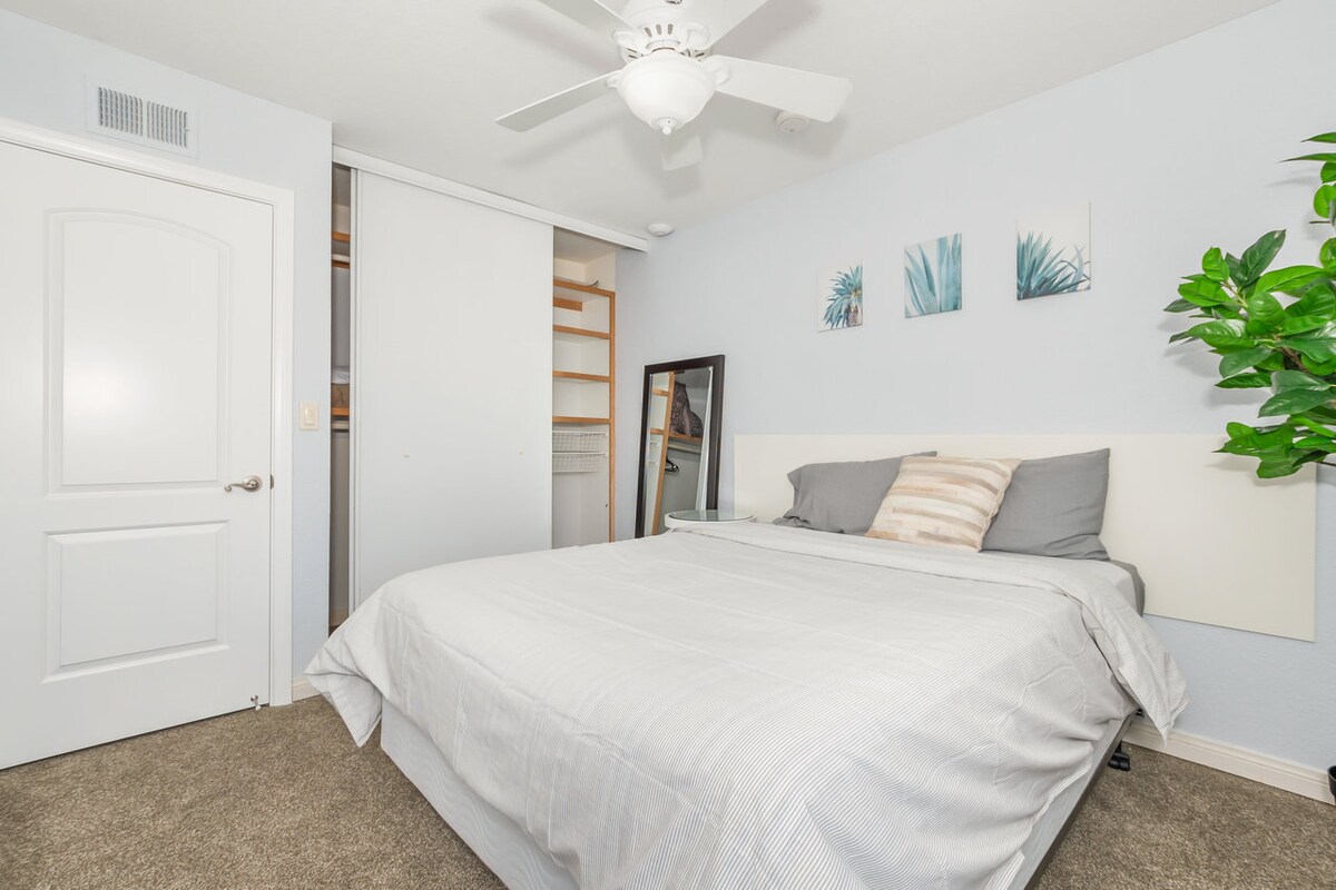 chumba cha kulala 4 - sehemu ya kupumzika yenye kitanda cha malkia