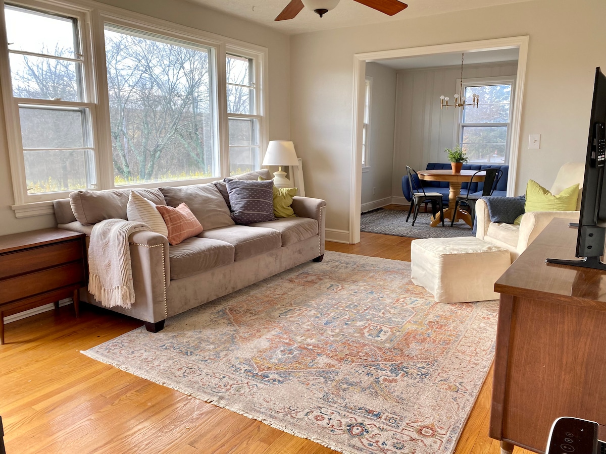 客厅配备智能电视、充电台、游戏和拼图