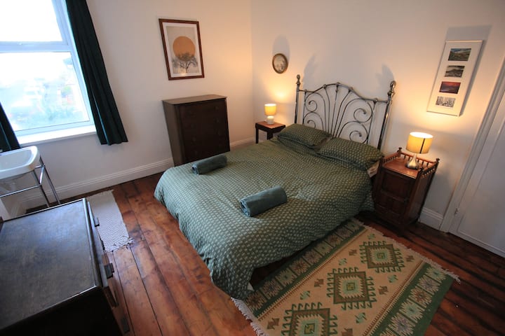 зелената стая, една от спалните на първия етаж 