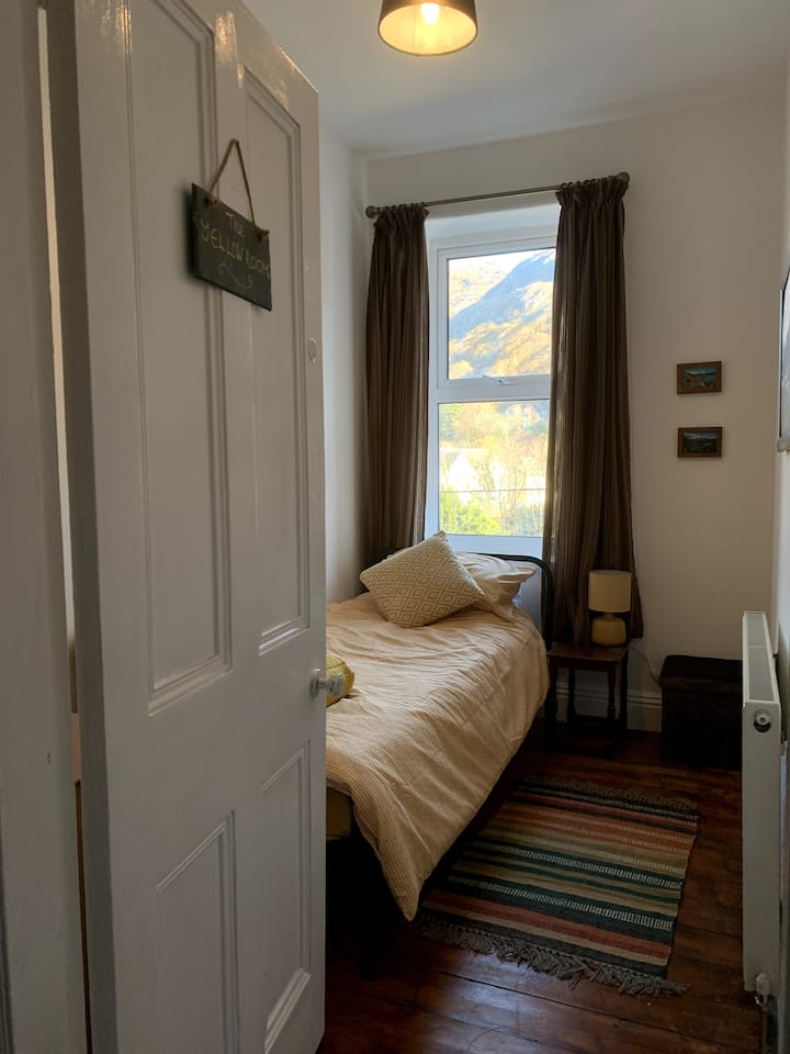 жълтата стая с прекрасна гледка към хълма 