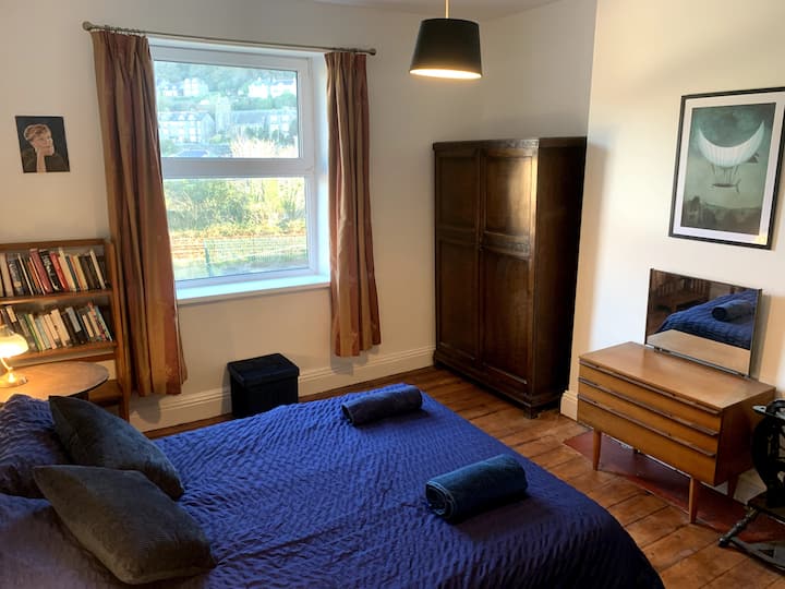 синята спалня на втория етаж с изглед към хълма 