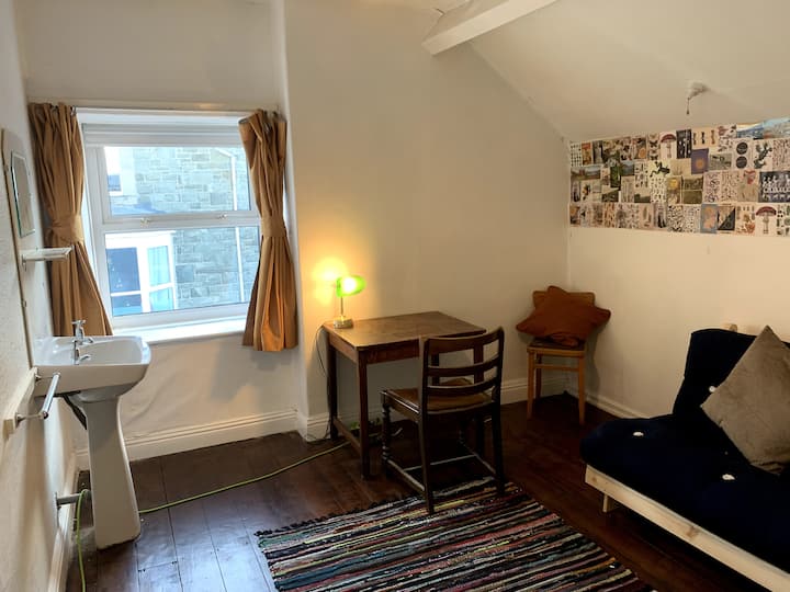 таванска стая, с бюро и двоен разтегателен диван 