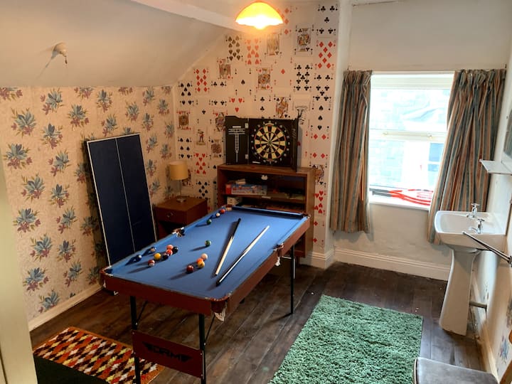 на тавана има зала за игри с мини билярдна маса, дартс дъска и други игри. Разполага и с малък двоен разтегателен диван, който можете да използвате 