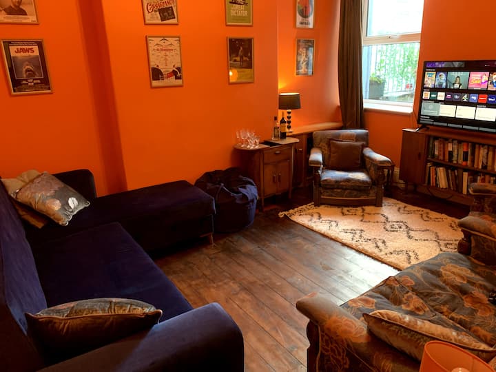 телевизионната стая с 50' 4K смарт телевизор. И коктейл от 60 - те години на миналия век! 