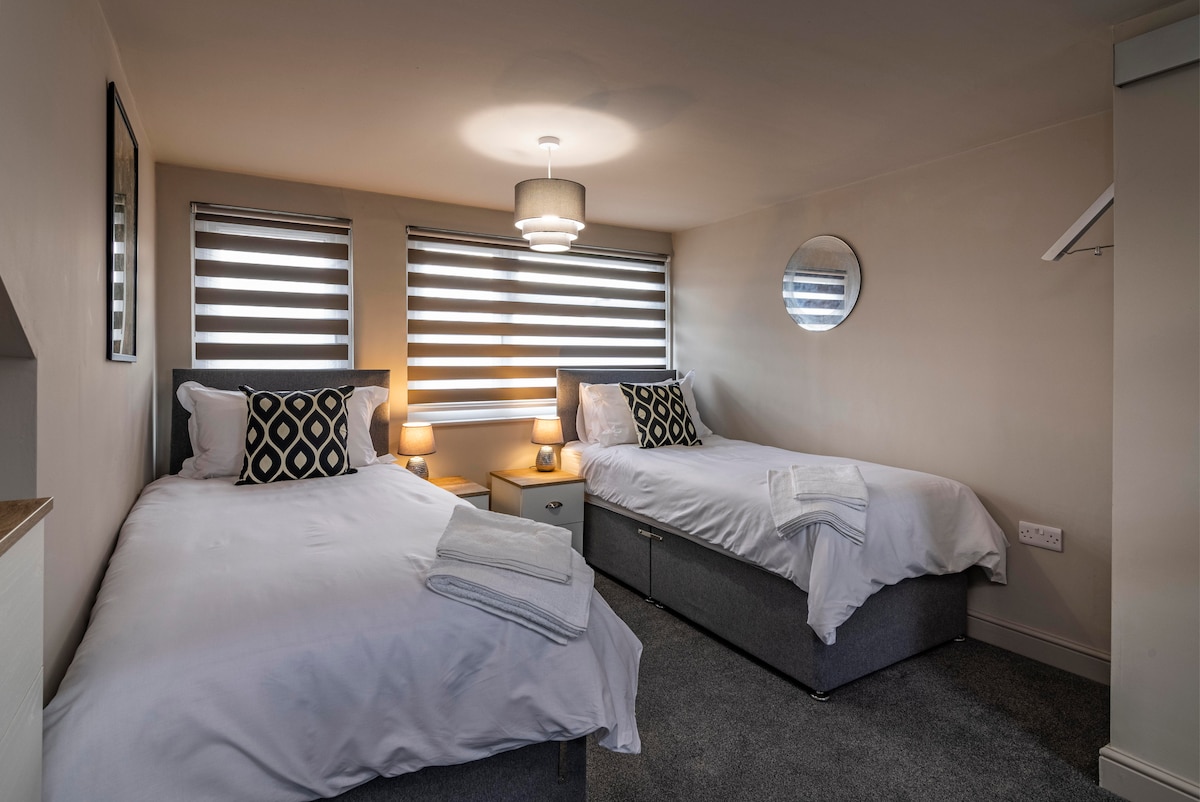 يمكن أن يكون حجم الأسرّة في غرفة النوم العلوية بحجم كينغ أو سريرين فرديين إذا لزم الأمر. 