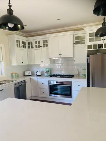 Lovely 4b home in Geelong West with pool