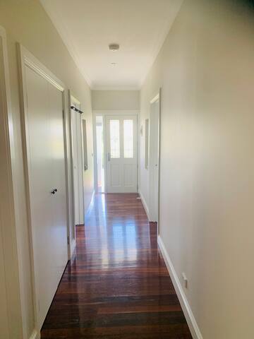 Lovely 4b home in Geelong West with pool gallery image 5