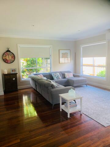 Lovely 4b home in Geelong West with pool gallery image 2