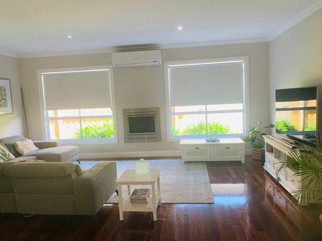 Lovely 4b home in Geelong West with pool gallery image 4